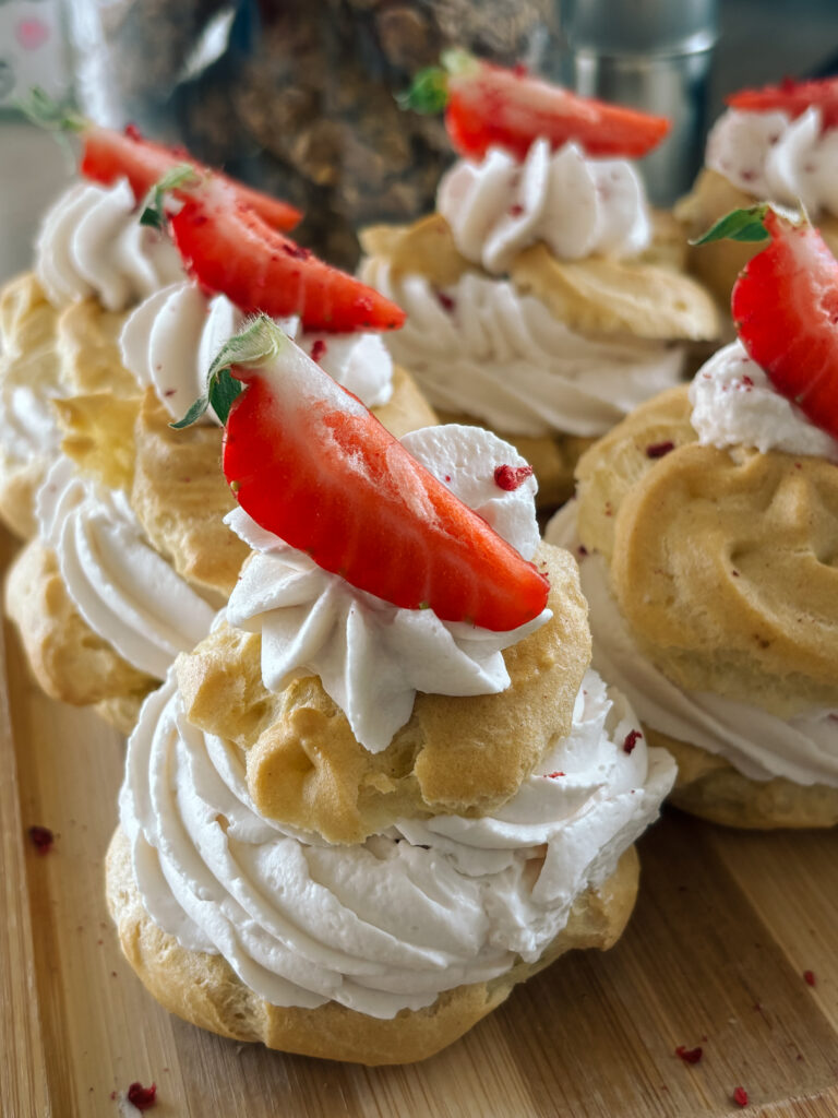 ptysie z kremem i truskawką