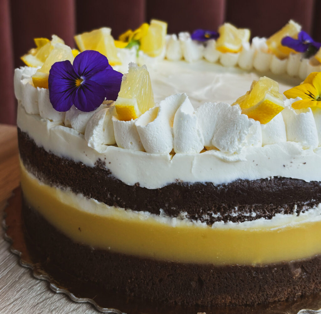 tort soutee z kwiatami