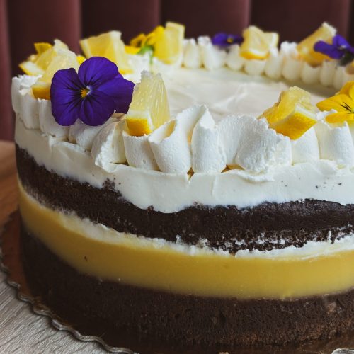 tort soutee z kwiatami